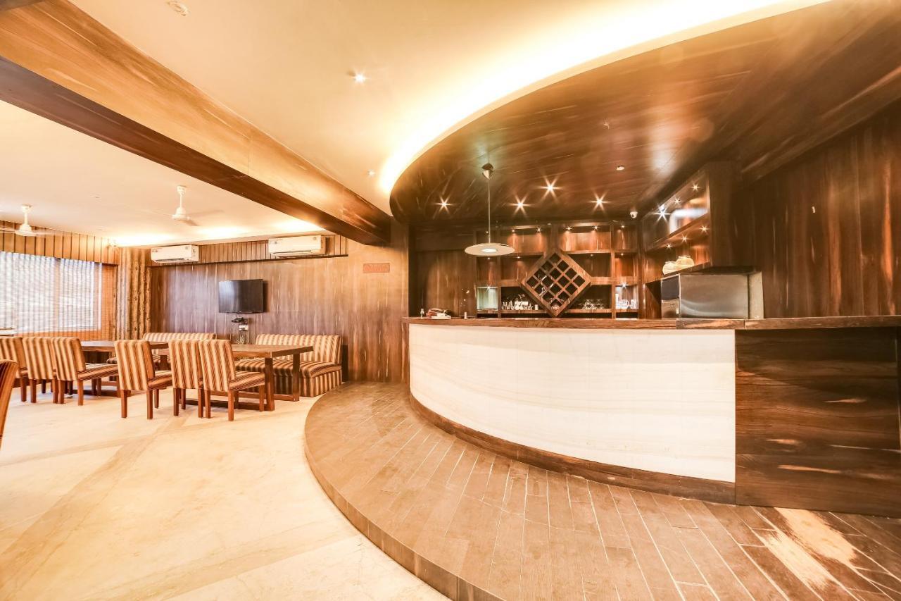 Capital O 61351 Waii International Hotell Bhalukpung Exteriör bild